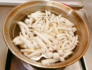 白玉菇炒油菜的做法步骤：2