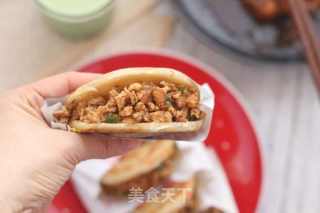 手抓饼版照烧鸡肉肉夹馍的做法步骤：10