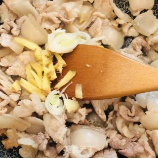 辣白菜炒五花肉的做法步骤：5