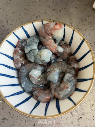 青椒炒虾仁的做法步骤：1