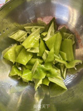 青椒炒虾仁的做法步骤：3