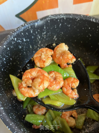 青椒炒虾仁的做法步骤：8