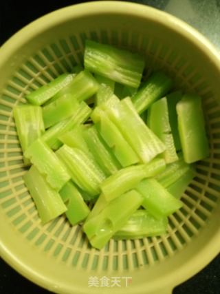 油泼莴笋的做法步骤：3
