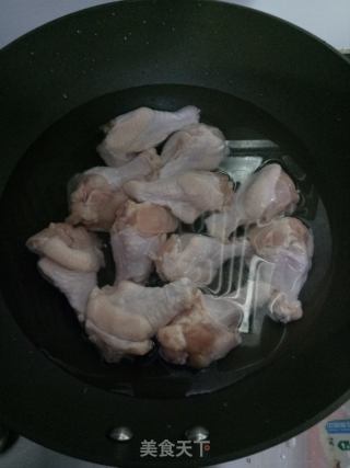香菇炖鸡翅根的做法步骤：1