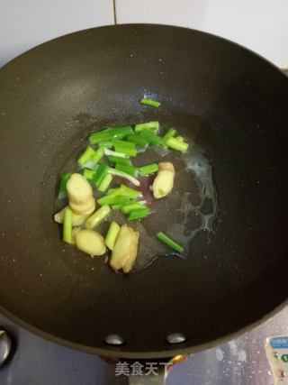 香菇炖鸡翅根的做法步骤：4
