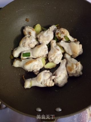 香菇炖鸡翅根的做法步骤：5