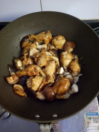 香菇炖鸡翅根的做法步骤：7