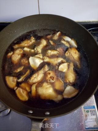 香菇炖鸡翅根的做法步骤：8