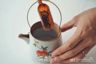 冰萃荔枝小种茶的做法步骤：2