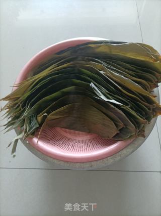 五花肉糯米粽的做法步骤：2