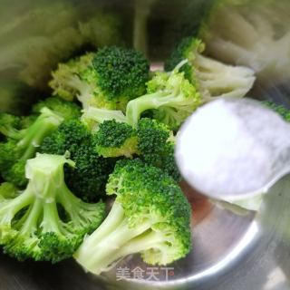 鸡胸肉拌西兰花的做法步骤：6