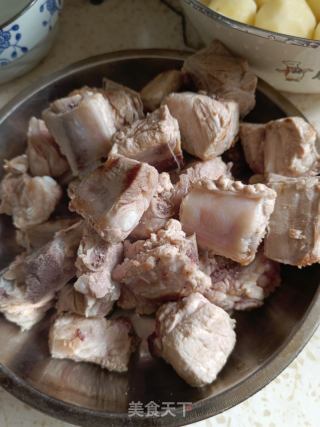 土豆烧排骨的做法步骤：1