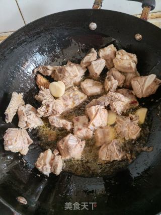 土豆烧排骨的做法步骤：2