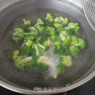 肉末木耳炒西兰花的做法步骤：2