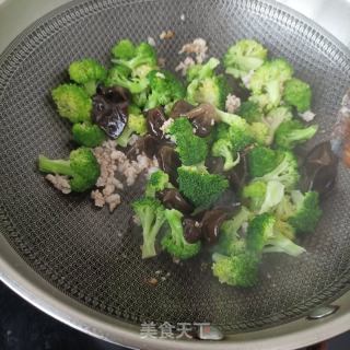肉末木耳炒西兰花的做法步骤：10