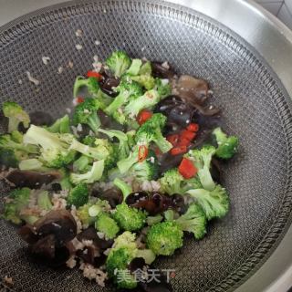 肉末木耳炒西兰花的做法步骤：11