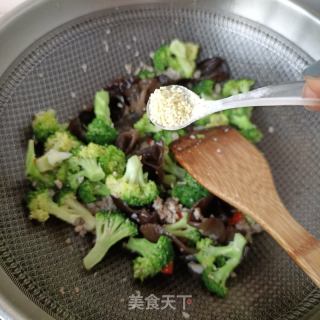 肉末木耳炒西兰花的做法步骤：12