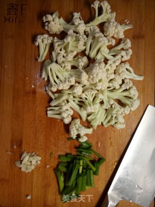 素炒菜花的做法步骤：1