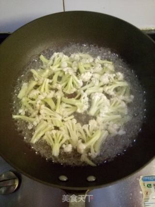 素炒菜花的做法步骤：2