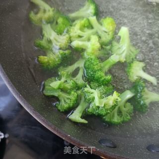 木耳西兰花拌鹅蛋的做法步骤：1