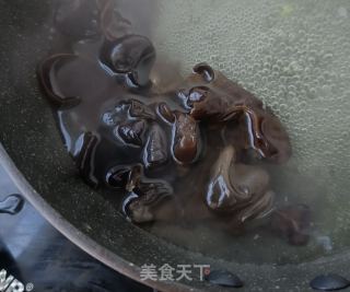 木耳西兰花拌鹅蛋的做法步骤：2