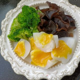 木耳西兰花拌鹅蛋的做法步骤：4
