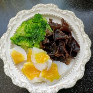 木耳西兰花拌鹅蛋的做法步骤：5
