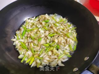 栀子花炒蛋的做法步骤：2