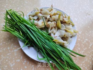 咸肉韭菜炒栀子花的做法步骤：2