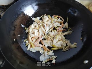 咸肉韭菜炒栀子花的做法步骤：4