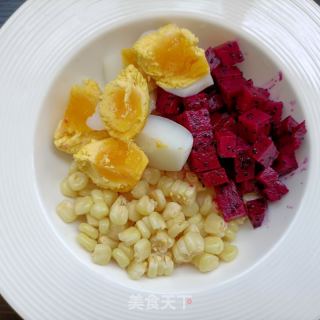 玉米鹅蛋火龙果沙拉的做法