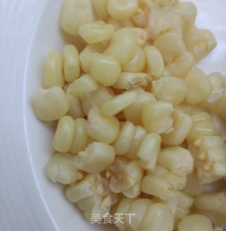 玉米鹅蛋火龙果沙拉的做法步骤：2