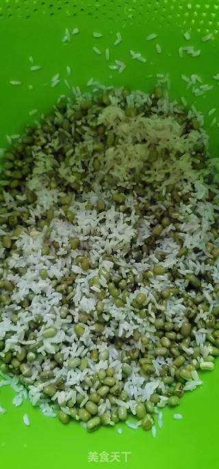 绿豆肉粽的做法步骤：2