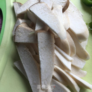 五花肉炒青椒的做法步骤：1