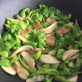 五花肉炒青椒的做法步骤：7