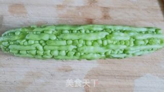 苦瓜炒蛋的做法步骤：1