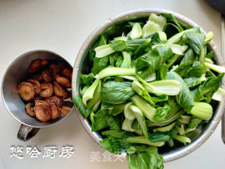 香菇油菜肉包子的做法步骤：1