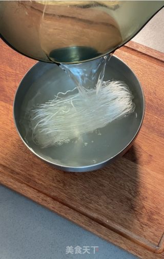 蒜蓉粉丝蒸虾的做法步骤：1