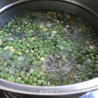 青豆炒虾仁的做法步骤：3