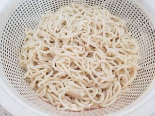 凉面条的做法步骤：1