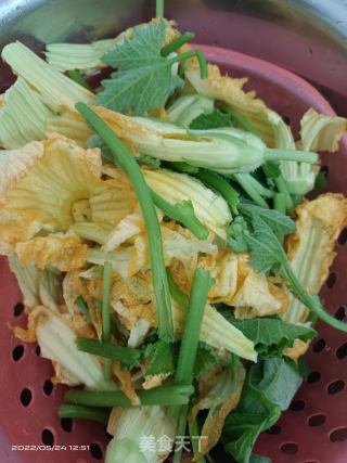 炒南瓜花苗的做法步骤：1