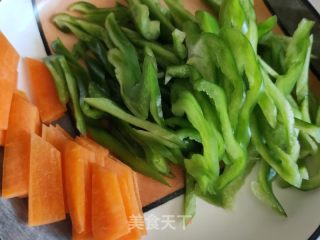 胡萝卜青椒炒白玉菇的做法步骤：1