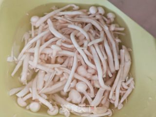 胡萝卜青椒炒白玉菇的做法步骤：2