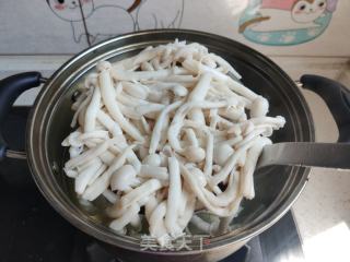 胡萝卜青椒炒白玉菇的做法步骤：3