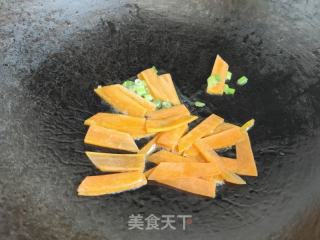 胡萝卜青椒炒白玉菇的做法步骤：4