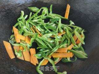 胡萝卜青椒炒白玉菇的做法步骤：5