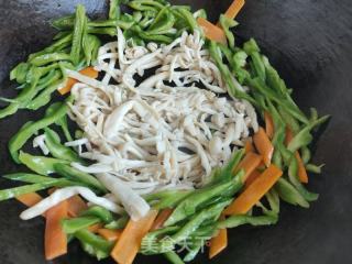 胡萝卜青椒炒白玉菇的做法步骤：6