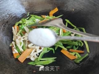 胡萝卜青椒炒白玉菇的做法步骤：7