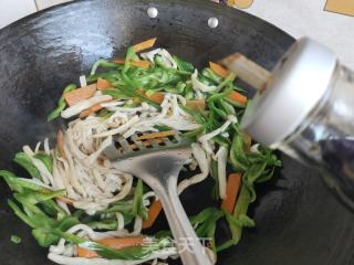 胡萝卜青椒炒白玉菇的做法步骤：8
