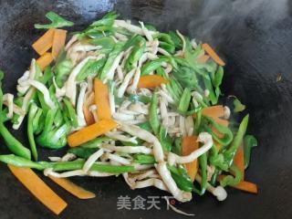胡萝卜青椒炒白玉菇的做法步骤：9
